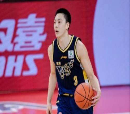 攢著勁呢！胡明軒半場(chǎng)7中5&4記三分轟下17分3板2助首節(jié)11分
