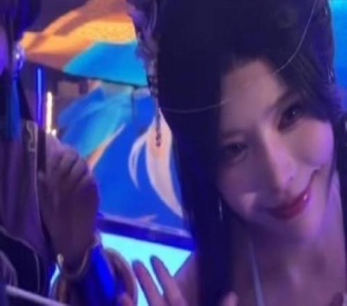 美貌暴擊！LPL今日賽前線下Coser互動(dòng)比心
