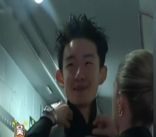 新寵兒！斯諾克美女裁判塔季揚娜賽前幫助吳宜澤佩戴領(lǐng)結(jié)
