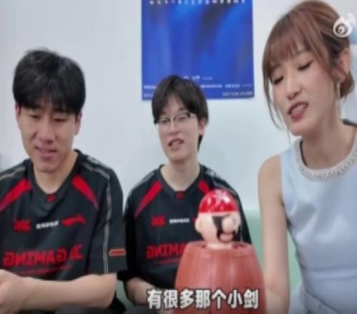 主持人夏安的無厘頭采訪Vampire：嘎子話很多，請(qǐng)客也最多