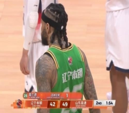 危險！陶漢林上籃被莫蘭德拉手臂拽下失衡倒地后者被判違體犯規(guī)