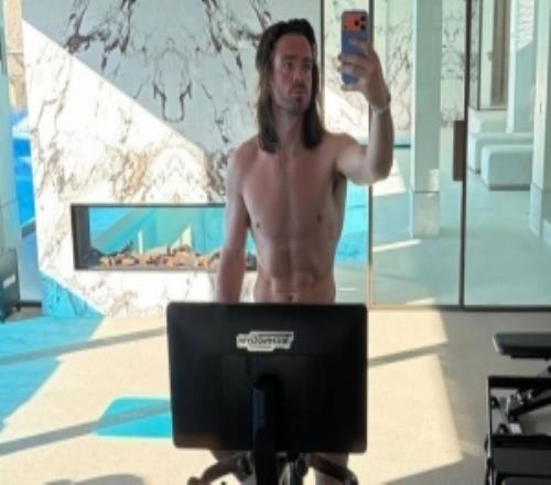 身材依舊億元！30歲格拉利什曬日常，腹肌棱角分明小腿健碩有力