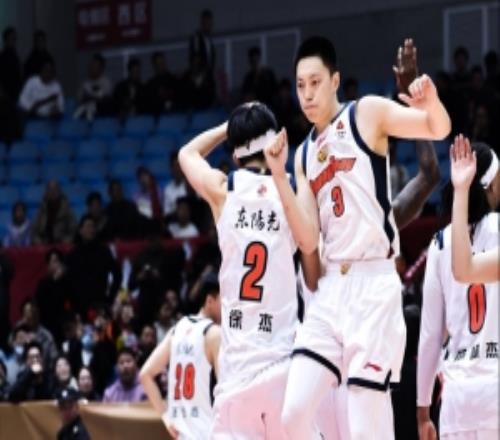 媒体人：广东高强度防守致广州无法适应季后赛拼的就是谁防守凶