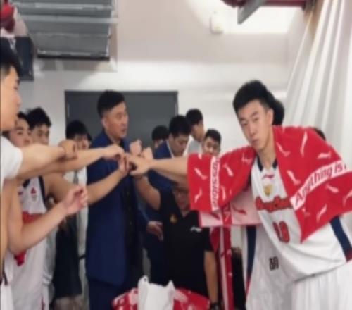杜鋒賽后更衣室動員：大家打得非常團(tuán)結(jié)&無私完美執(zhí)行了布置內(nèi)容