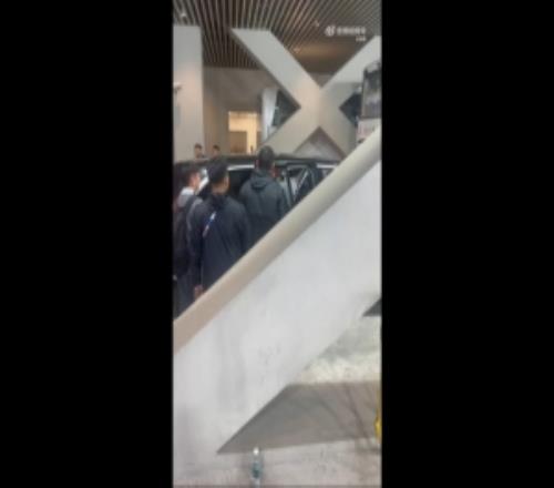 記者：蓋伊在攙扶中上車，將前往醫(yī)院拍片做進(jìn)一步檢查