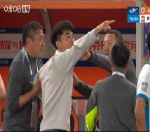 這哪攔得??！鄭智怒噴裁判染紅，西海岸多人攔裁判想勸其收回成命