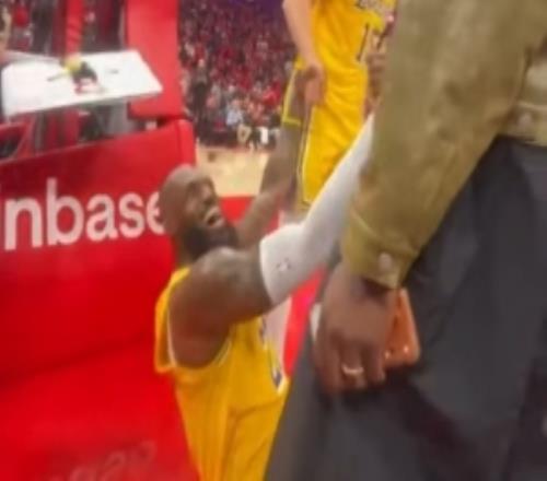如此相像老詹摔倒后被神似布朗尼的橄欖球員拉起表情難以置信