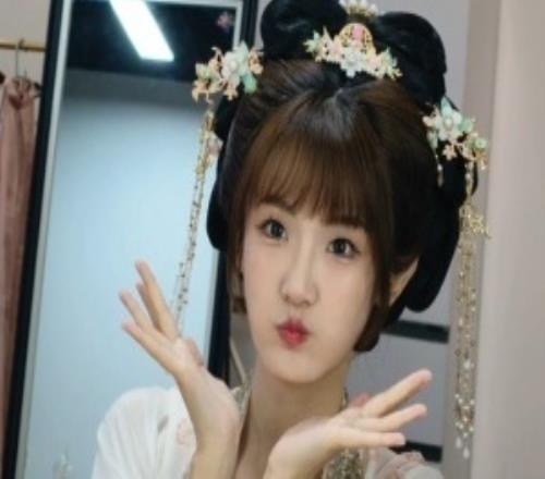 LPL女主持夏安曬照：今天是國風(fēng)日限定版安砸我在西安主場很想你
