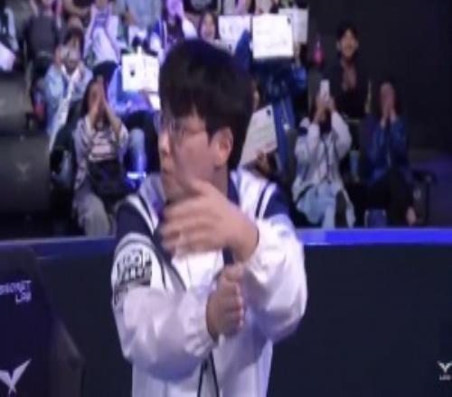這么有節(jié)目效果！Ucal在比賽結(jié)束后對著鏡頭跳舞