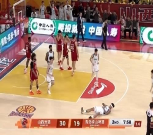 轅門射戟！基諾內(nèi)斯金蟬脫殼擺脫2人防守搶投三分打成3+1