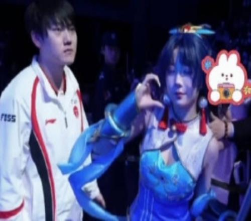 fengyue笑嘻了JackeyLove開場險些撞到女COSer：撤回.GIF