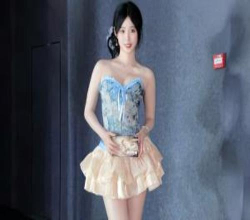 永劫無間女主持人婭鴿曬照：魚骨抹胸裙，這美腿實(shí)在難頂