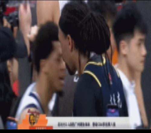 很友好！比賽結(jié)束后徐昕和老隊(duì)友們擁抱致意