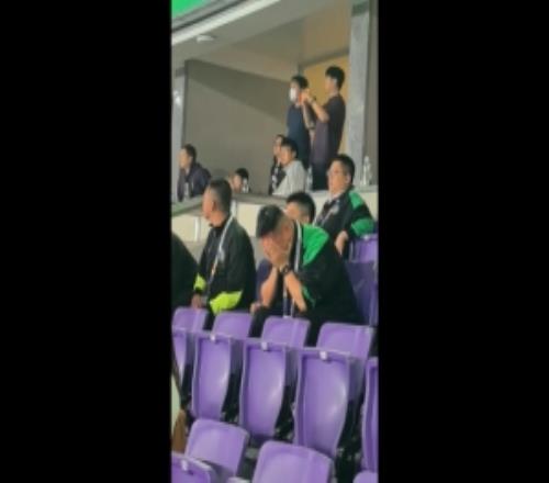 記者：王鈺棟進球后浙江副總喜極而泣，米特里策上前安慰