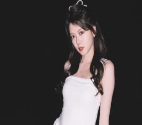 美女主持人駱歆曬照：超喜歡這一天這腿有點頂