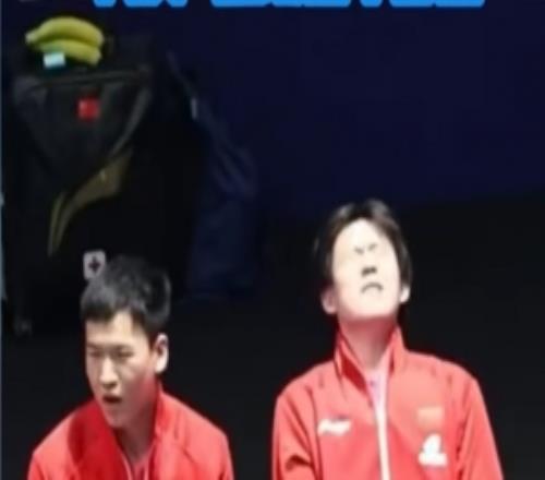 沒你不行！王楚欽輪休坐在場邊看著隊(duì)友陷入苦戰(zhàn)，非常著急