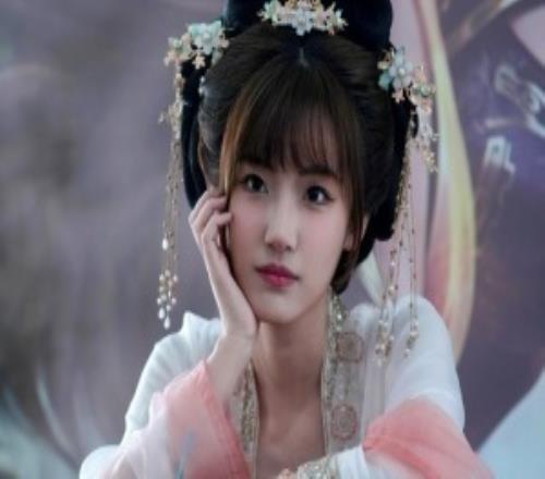 LPL女主持夏安曬照：真的遇見(jiàn)了很多特別可愛(ài)的小伙伴