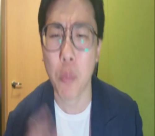 解說：魔術主帥莫斯利快下課吧他就是距離場邊最近的觀眾
