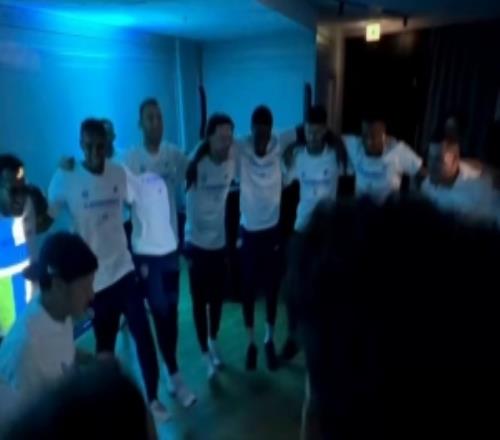 氣氛搞起來！國米球員賽后圍成一圈邊唱邊跳，慶祝球隊奪冠