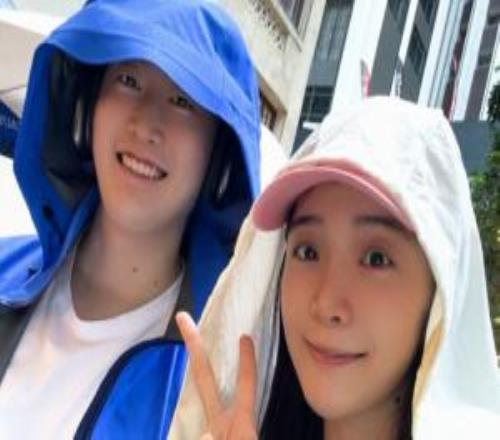 余霜曬出與管澤元香港旅游照：吃上了哈蘭德同款pizza
