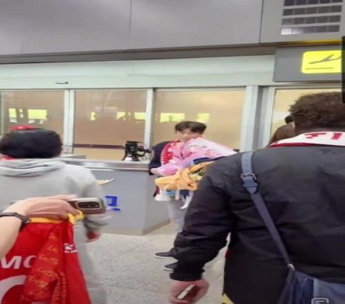 即將執(zhí)教鐵人！徐正源已抵達沈陽機場，球迷接機高喊其名字