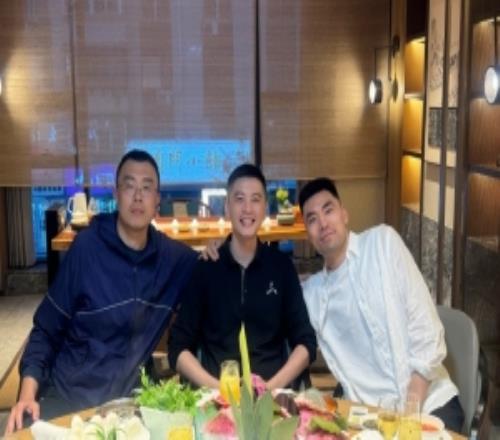 楊鳴曬與韓德君&李曉旭合照：致敬并肩20多年的兄弟一個時代結(jié)束
