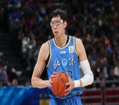 守比攻強(qiáng)！周琦半場4中1拿5分9板2帽罰球5中3