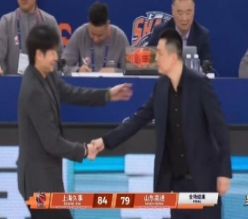 戰(zhàn)術(shù)怎么布置的山東落后5分最后一攻發(fā)給內(nèi)線郭凱中投還失手