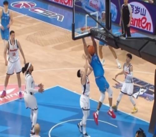 就這么簡單麥基拿球突破歐洲步晃過防守直接雙手暴扣