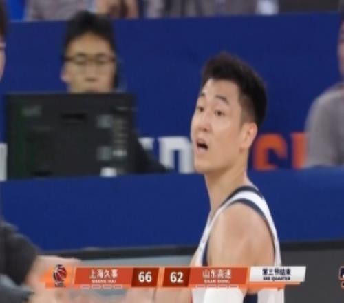 硬炸了！高詩(shī)巖強(qiáng)投三分轟進(jìn)隨后壓哨拋投率隊(duì)繼續(xù)迫近比分