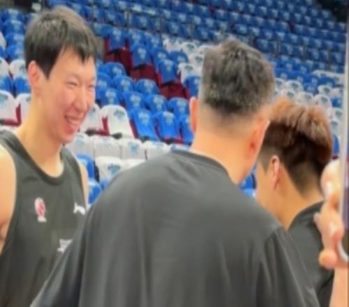 兩位廣東舊將！杜鋒和趙睿賽前寒暄周琦持球在一旁哈哈大笑