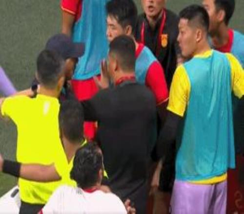 角色互換！3年前鄭智拉架王大雷，如今王大雷勸架鄭智