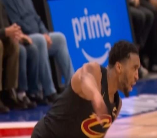 拆炸彈??！米切爾頂著兩人防守超遠三分打板幾乎壓哨命中