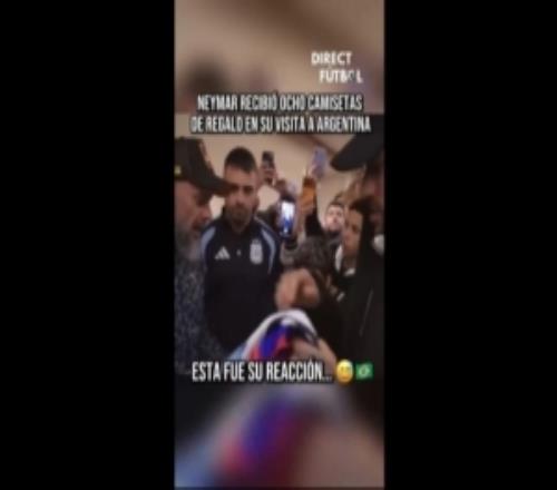 內(nèi)馬爾到訪阿根廷獲球迷贈多件球衣，包括阿根廷隊以及博卡球衣
