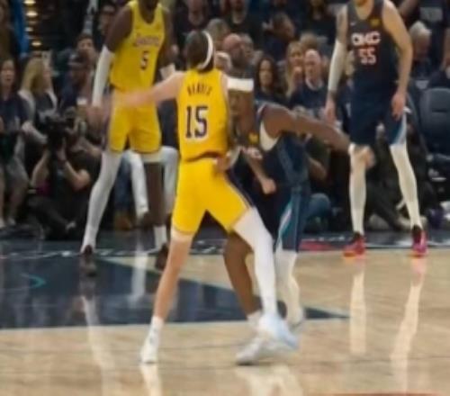 楊健：雖然里夫斯先抱亞歷山大但后者反關(guān)節(jié)這下超出了NBA的極限