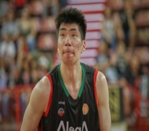 西乙常規賽余嘉豪4投2中&罰球6中2得到6分3板3助