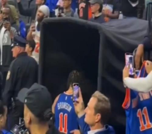客场响起MVP呼声！布伦森赛后退场尼克斯球迷齐声呼喊“MVP”