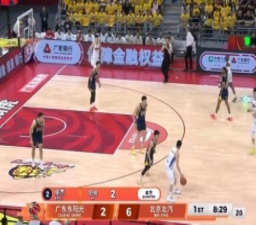 哨子很緊！徐杰首節(jié)1分鐘內(nèi)吃到2次犯規(guī)陳盈駿隨后也吃到2犯