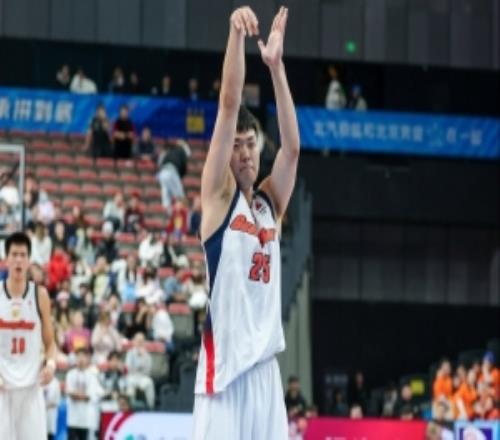 记者：张皓嘉成为被放空的对象他的一球三分绝杀获得5年免喷权