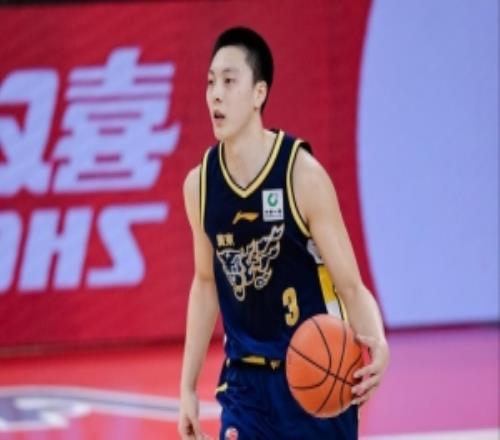 挺身而出！胡明轩半场7投5中&三分4中2贡献12分2助攻