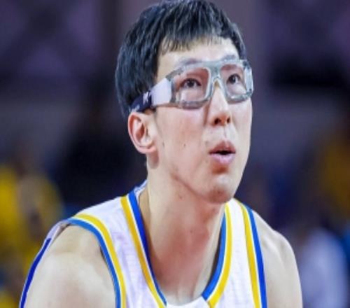 罚球很准是惊喜！周琦半场5投1中&罚球6中5拿到7分4板2助2帽