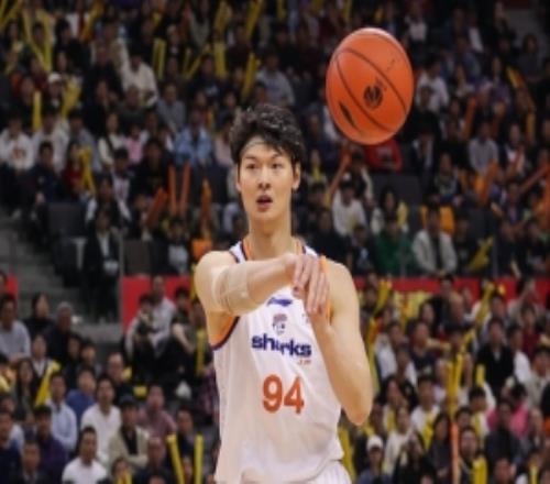 輕輕松松！王哲林21分鐘8中6高效拿下14分6籃板