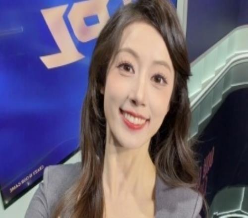 LPL女主持張小薇曬照：上完班圖還沒發(fā)拖延癥患者_(dá)_