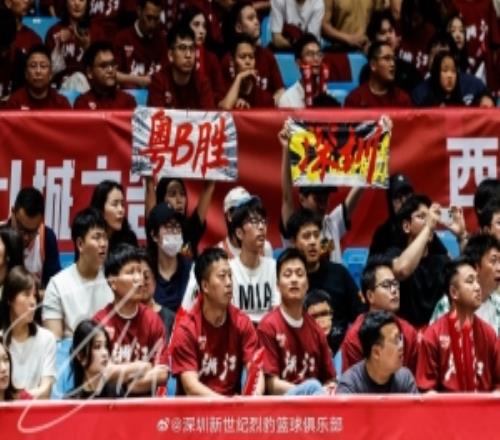 本場看臺最美的風景線，感謝每一位遠征的深圳家人