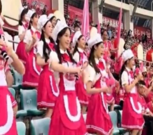 啦啦隊(duì)太卷了！閩超漳州主場啦啦隊(duì)粉色韓團(tuán)風(fēng)超搶眼，獲網(wǎng)友好評