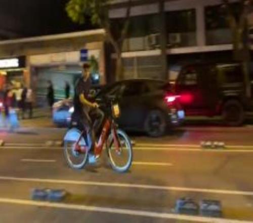 夜游巴塞羅那！巴薩奪冠后，佩德里、加西亞、奧爾莫騎自行車慶祝