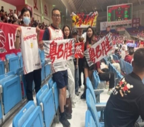 記者深圳球迷的加油手幅被浙江主場工作人員強制收走但隨后歸還