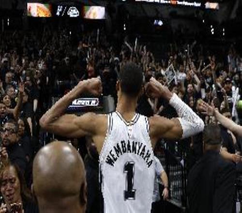 李根：文班這一肘之后喜歡他的球迷可能更多領(lǐng)袖和奪冠需要狠勁