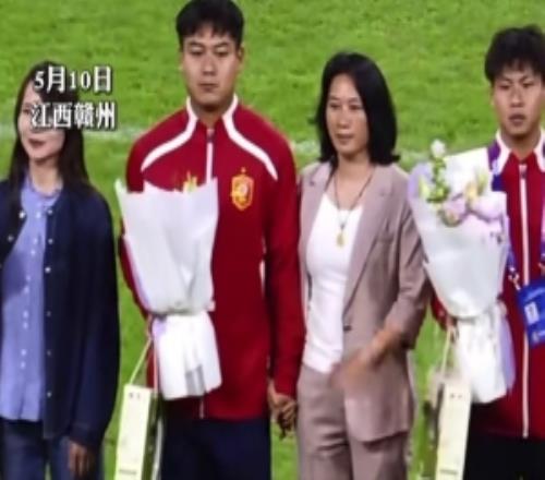 向母愛致敬！“贛超”贛州vs上饒賽前，贛州隊(duì)球員牽手母親入場