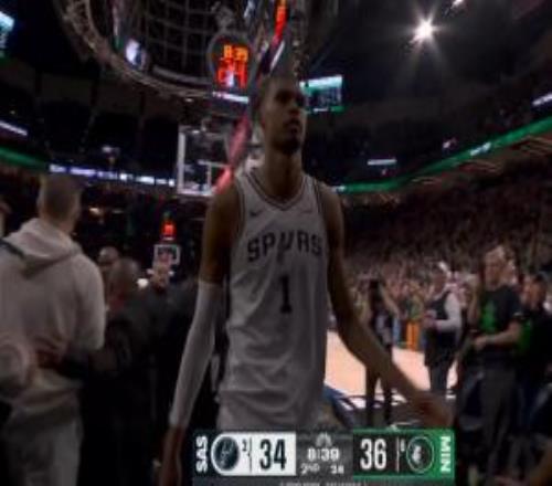 揮肘擊中里德喉部！文班NBA生涯189場(chǎng)比賽首次被驅(qū)逐出場(chǎng)